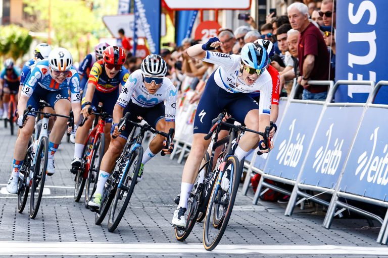 Mischa Bredewold gana la primera etapa de la Itzulia Women 2024 y se convierte en la primera líder de la carrera