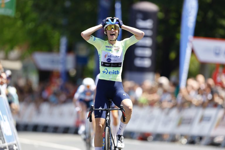 Mischa Bredewold repite y se lleva la segunda etapa de la Itzulia Women en Basauri