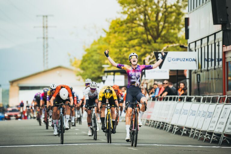 Mischa Bredewold se lleva la primera etapa de la Itzulia Women 2025 y vestirá el maillot amarillo