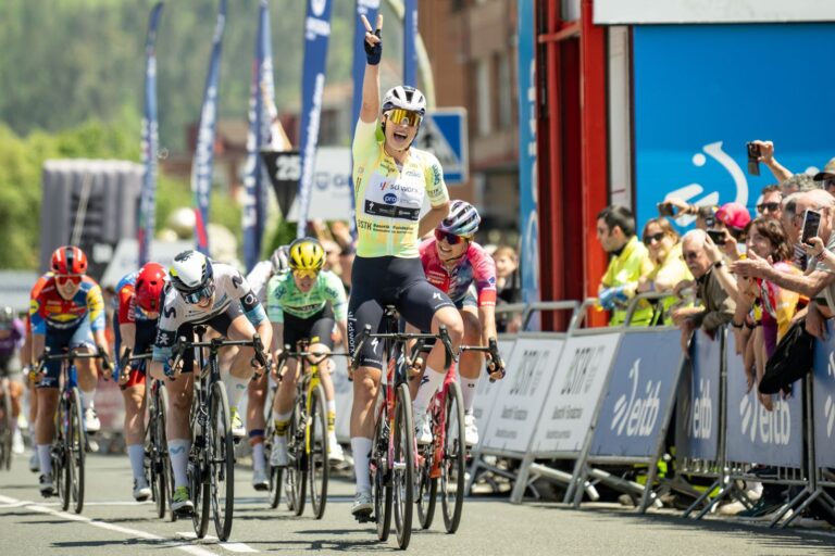 Mischa Bredewold repite y gana la segunda etapa de la Itzulia Women 2025