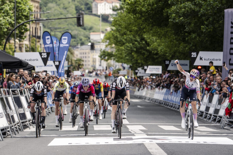 Dominika Wlodarczyk gana en la tercera etapa y Mischa Bredewold se lleva la Itzulia Women 2026