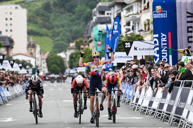Mischa Bredewold gana en Zarautz y vestirá el maillot amarillo